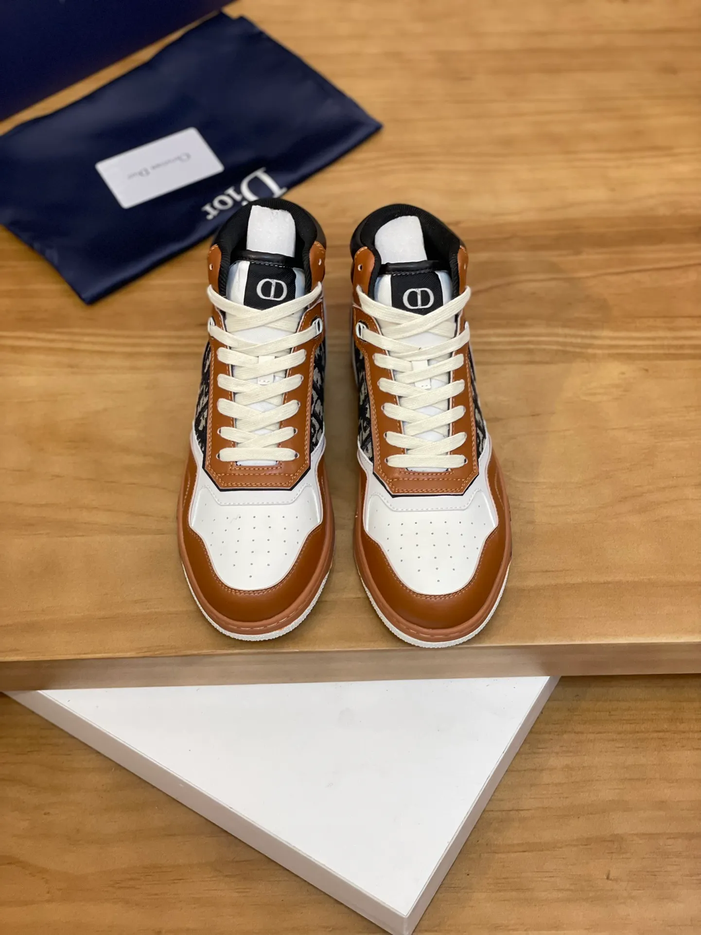 Men's shoes: 💰P460¥ Product trademark: Dior* "Dior*" high-top casual shoes Regular size: 38-44 (can be customized to 45.46) Product materials: Upper imported cowhide stitched with original fabric, breathable lining, original outsole. Number: 1006